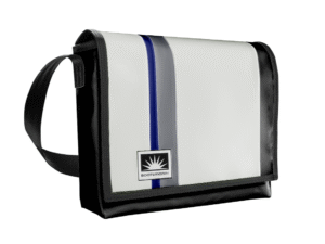 Freigestellte 13-Zoll-Laptoptasche aus LKW-Plane von Complan, robust und wetterfest, mit Außentasche und verstellbarem Laptopfach