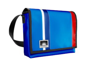 Laptoptasche 13 Zoll aus LKW-Plane in Himmelblau Ozeanblau Rot freigestellt