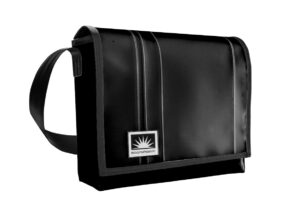 Laptoptasche 13 Zoll aus LKW-Plane in Schwarz freigestellt