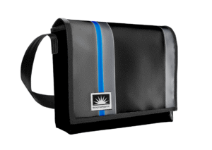 Freigestellte 15-Zoll Laptoptasche aus LKW-Plane in robustem Design, mit verstellbarem Laptopfach und Außentasche mit YKK-Reißverschluss