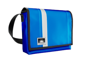 Freigestellte 15-Zoll Laptoptasche aus LKW-Plane in robustem Design, mit verstellbarem Laptopfach und Außentasche mit YKK-Reißverschluss
