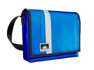 Freigestellte 15-Zoll Laptoptasche aus LKW-Plane in robustem Design, mit verstellbarem Laptopfach und Außentasche mit YKK-Reißverschluss