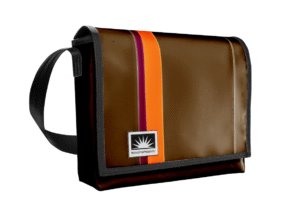 Freigestellte 15-Zoll Laptoptasche aus LKW-Plane in robustem Design, mit verstellbarem Laptopfach und Außentasche mit YKK-Reißverschluss