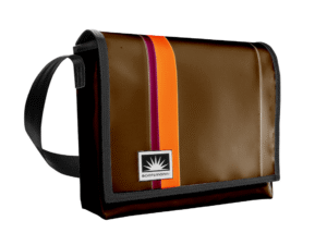 Freigestellte 15-Zoll Laptoptasche aus LKW-Plane in robustem Design, mit verstellbarem Laptopfach und Außentasche mit YKK-Reißverschluss