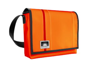 Laptoptasche 15 Zoll aus LKW-Plane in Rot Orange freigestellt