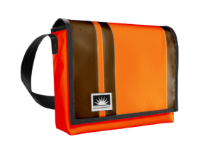 Freigestellte 17-Zoll Laptoptasche aus LKW-Plane von Complan mit verstellbarem Laptopfach, Covermaster-Innenfutter und YKK-Reißverschluss