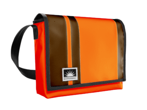 Freigestellte 17-Zoll Laptoptasche aus LKW-Plane von Complan mit verstellbarem Laptopfach, Covermaster-Innenfutter und YKK-Reißverschluss