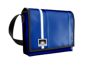 Freigestellte 17-Zoll Laptoptasche aus LKW-Plane von Complan mit verstellbarem Laptopfach, Covermaster-Innenfutter und YKK-Reißverschluss