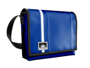 Freigestellte 17-Zoll Laptoptasche aus LKW-Plane von Complan mit verstellbarem Laptopfach, Covermaster-Innenfutter und YKK-Reißverschluss