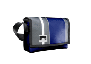 Freigestellte Bootsmann Umhängetasche Größe M aus LKW-Plane von Complan mit Innentasche, YKK-Reißverschluss, Handytasche und Karabiner