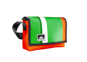 Bootsmann Tasche M aus LKW-Plane in Grasgrün und Orange auf neutralem Hintergrund, Produktansicht