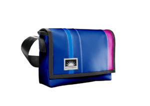 Bootsmann Tasche M aus LKW-Plane in Ozeanblau und Pink auf neutralem Hintergrund, Produktansicht