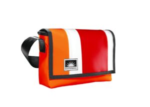 Bootsmann M-Umhängetasche aus LKW-Plane in Orange-Rot-Weiß, freigestellt