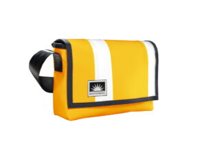 Bootsmann Tasche M aus LKW-Plane in Gelb und Weiß auf neutralem Hintergrund, Produktansicht