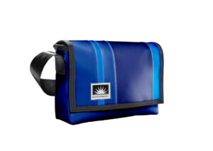 Bootsmann Tasche M aus LKW-Plane in Ozeanblau auf neutralem Hintergrund, Produktansicht