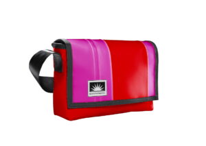 Bootsmann Tasche M aus LKW-Plane in Pink und Rot auf neutralem Hintergrund, Produktansicht