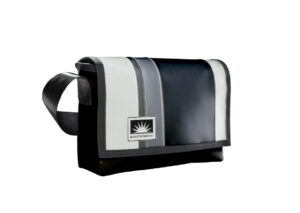 Bootsmann Tasche M aus LKW-Plane in schwarz auf neutralem Hintergrund, Produktansicht