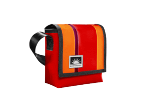 Freigestellte Bootsmann S Umhängetasche aus LKW-Plane von Complan in Rot, mit Innentasche und Handytasche, YKK-Reißverschluss sichtbar