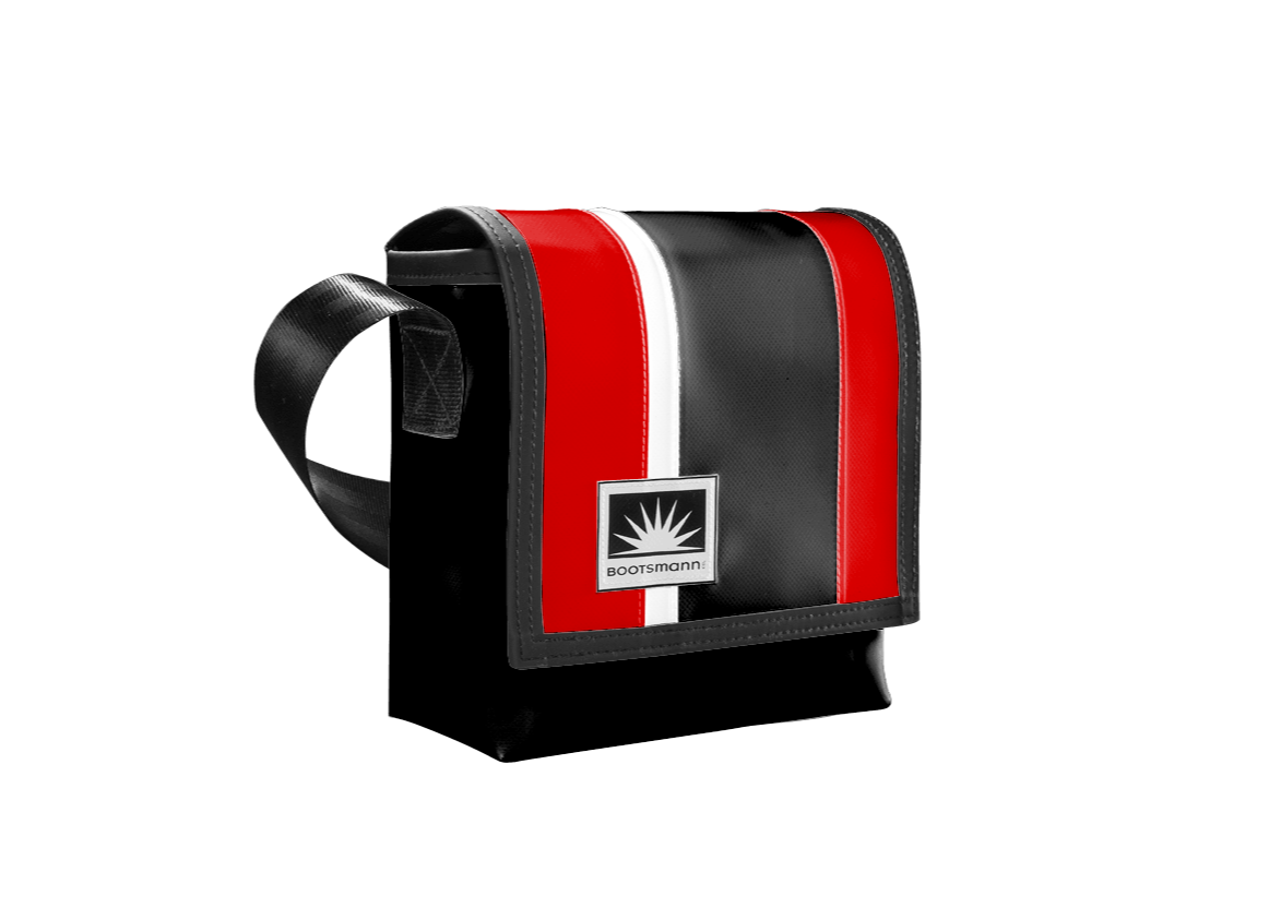 Freigestellte Bootsmann S Umhängetasche aus LKW-Plane von Complan in Scwarz mit Innentasche und Handytasche, YKK-Reißverschluss sichtbar