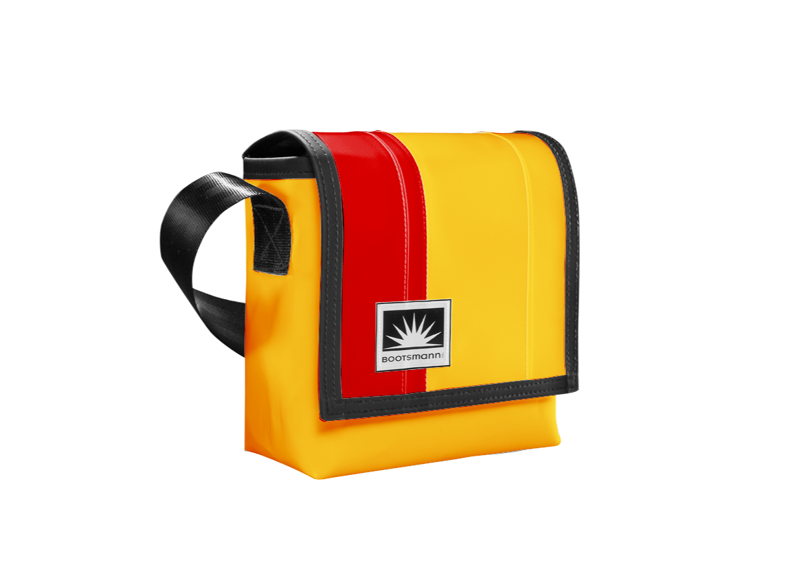Bootsmann Tasche S aus LKW-Plane in Gelb und Rot auf neutralem Hintergrund, Produktansicht