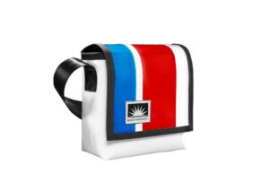 Bootsmann S-Umhängetasche aus LKW-Plane in Weiß-Blau-Rot, freigestellt