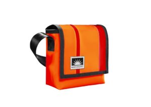 Bootsmann Tasche S aus LKW-Plane in Orange und Rot auf neutralem Hintergrund, Produktansicht