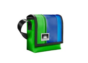 Bootsmann Tasche S aus LKW-Plane in Grasgrün und Himmelblau auf neutralem Hintergrund, Produktansicht