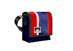 Bootsmann Tasche S aus LKW-Plane in Blau Rot auf neutralem Hintergrund, Produktansicht