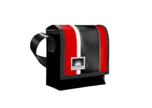 Bootsmann Tasche S aus LKW-Plane in schwarz rot auf neutralem Hintergrund, Produktansicht