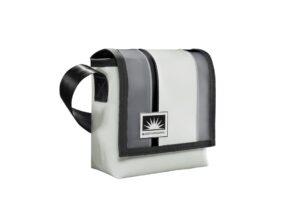 Bootsmann Tasche S aus LKW-Plane in coolgrey schwarz auf neutralem Hintergrund, Produktansicht