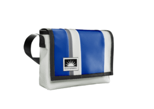 Freigestellte S-Quer Umhängetasche aus LKW-Plane von Complan in Größe S mit Innentasche, Handytasche und Karabiner