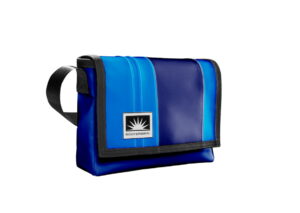 Bootsmann Tasche S Quer aus LKW-Plane in Ozeanblau und Himmelblau auf neutralem Hintergrund, Produktansicht