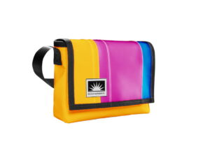 Bootsmann Tasche S Querformat aus LKW-Plane in Gelb, Pink und Himmelblau auf neutralem Hintergrund, Produk