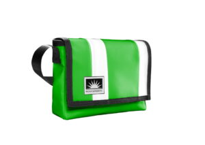 Bootsmann Tasche S Quer aus LKW-Plane in Grasgrün und Weiß auf neutralem Hintergrund, Produktansicht