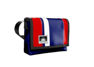 Bootsmann Tasche S Quer aus LKW-Plane in Dunkelblau und Rot auf neutralem Hintergrund, Produktansicht