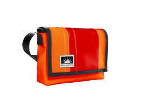 Bootsmann Tasche S Quer aus LKW-Plane in Orange und Rot auf neutralem Hintergrund, Produktansicht