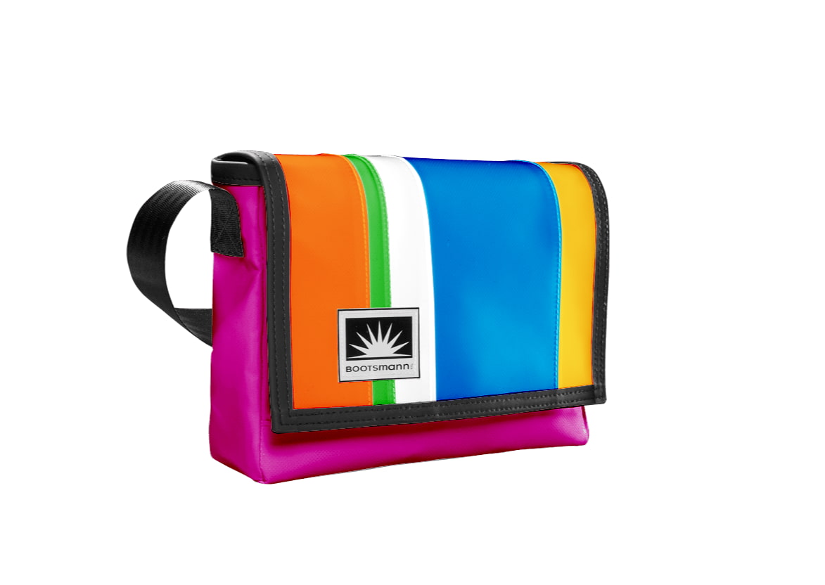 Bootsmann Tasche S Quer aus LKW-Plane in Orange, Pink, Himmelblau und Weiß auf neutralem Hintergrund, Produktansicht