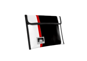 Freigestellte Bootsmann Tablet-Tasche aus LKW-Plane von Complan, passend für iPads und Tablets bis 26 cm x 22 cm, mit Klettverschluss