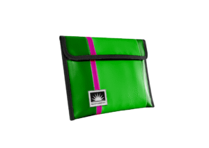 Freigestellte Bootsmann Tablet-Tasche aus LKW-Plane von Complan, passend für iPads und Tablets bis 26 cm x 22 cm, mit Klettverschluss