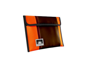 Freigestellte Bootsmann Tablet-Tasche aus LKW-Plane von Complan, passend für iPads und Tablets bis 26 cm x 22 cm, mit Klettverschluss