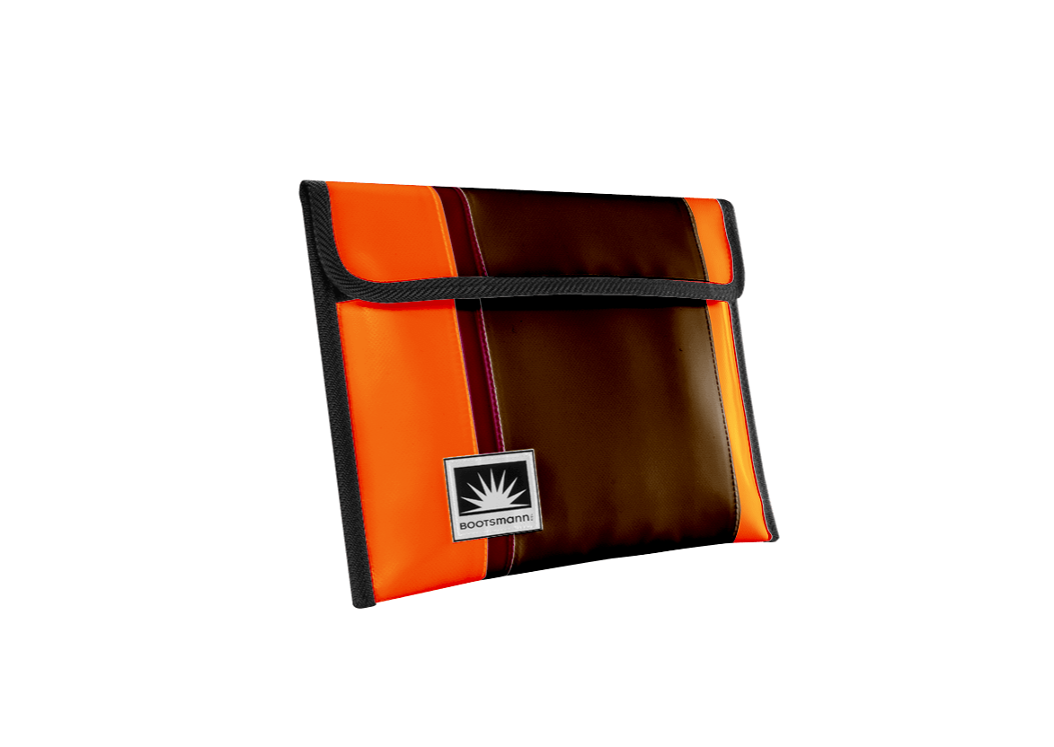 Freigestellte Bootsmann Tablet-Tasche aus LKW-Plane von Complan, passend für iPads und Tablets bis 26 cm x 22 cm, mit Klettverschluss