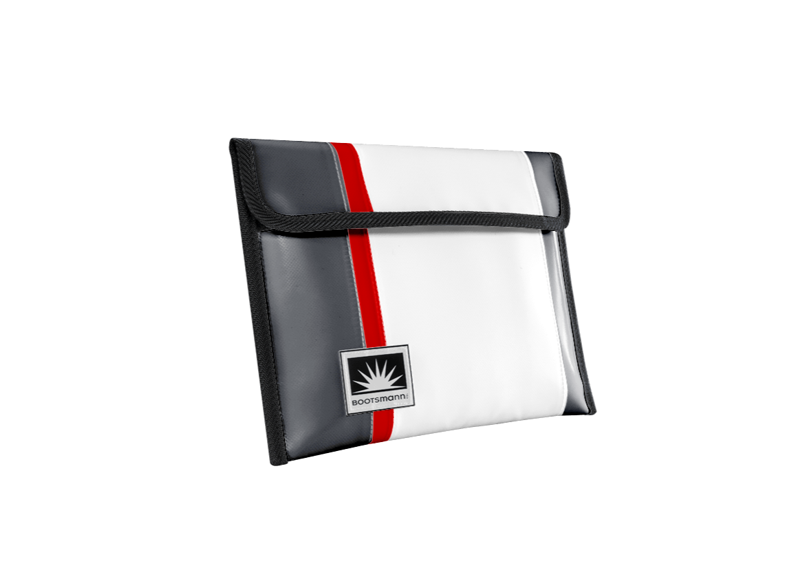 Freigestellte Bootsmann Tablet-Tasche aus LKW-Plane von Complan, passend für iPads und Tablets bis 26 cm x 22 cm, mit Klettverschluss