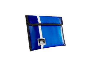 Freigestellte Bootsmann Tablet-Tasche aus LKW-Plane von Complan, passend für iPads und Tablets bis 26 cm x 22 cm, mit Klettverschluss
