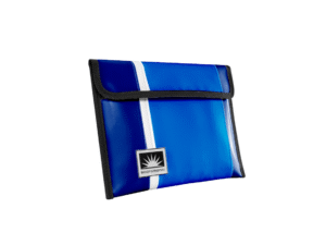 Freigestellte Bootsmann Tablet-Tasche aus LKW-Plane von Complan, passend für iPads und Tablets bis 26 cm x 22 cm, mit Klettverschluss