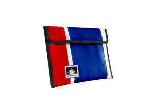 Freigestellte Bootsmann Tablet-Tasche aus LKW-Plane von Complan, passend für iPads und Tablets bis 26 cm x 22 cm, mit Klettverschluss