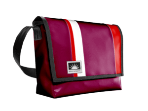Freigestellte Bootsmann-Tasche XL aus LKW-Plane in Aubergine-Rot, Produktbild auf weißem Hintergrund