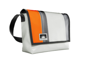 XL-Messenger Tasche aus LKW-Plane von Complan in robustem Design, mit Innentasche, YKK-Reißverschluss, Handytasche und Karabiner für Schlüssel, freigestellt.