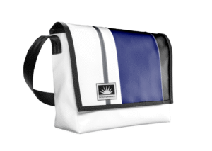 XL-Messenger Tasche aus LKW-Plane von Complan in robustem Design, mit Innentasche, YKK-Reißverschluss, Handytasche und Karabiner für Schlüssel, freigestellt.
