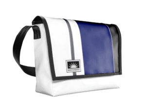 XL-Messenger Tasche aus LKW-Plane von Complan in robustem Design, mit Innentasche, YKK-Reißverschluss, Handytasche und Karabiner für Schlüssel, freigestellt.