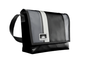 XL-Messenger Tasche aus LKW-Plane von Complan in robustem Design, mit Innentasche, YKK-Reißverschluss, Handytasche und Karabiner für Schlüssel, freigestellt.
